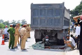 Lao thẳng vào ô tô đang đỗ, hai thanh niên chết thảm