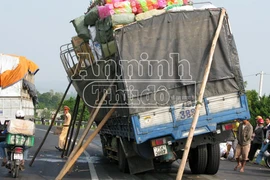 Chở hàng cồng kềnh, xe tải suýt lật nhào