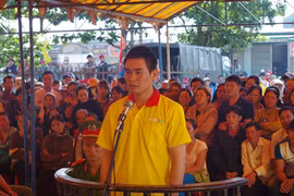 Có chút hơi men, gã trai vung dao chém chết hàng xóm