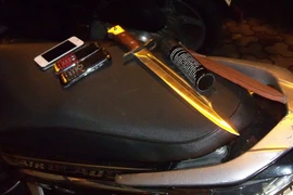 Bắt giữ 2 thanh niên giấu kiếm và bình xịt hơi cay trong cốp xe