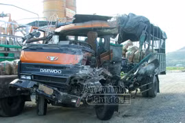 Xe khách, xe tải tông nhau nát đầu, 9 người thương vong