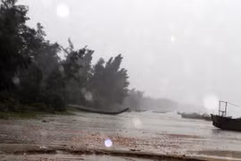 Một số ngư dân cố thủ ngoài biển để bảo vệ tài sản đang kêu cứu vì gió bão quá mạnh