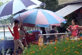 Quẳng bàn ghế xuống hồ Thiền Quang, để tránh bị công an thu giữ