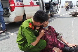 Vướng gậy vào bánh xe, bà cụ 75 tuổi và lái xe ôm bị thương nặng