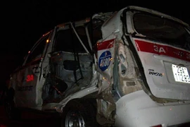 Tàu hỏa đâm taxi, 1 người chết, nhiều người nguy kịch