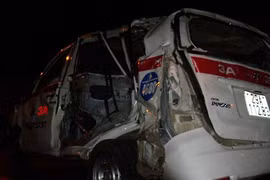 Tàu hỏa đâm taxi, 1 người chết, nhiều người nguy kịch