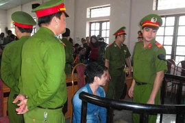 Giả vờ gõ cửa xin nước, giết chết bà hàng xóm cướp tài sản