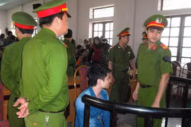 Giả vờ gõ cửa xin nước, giết chết bà hàng xóm cướp tài sản