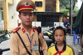 CSGTđến tận trường trao trả lại túi xách cho người mất