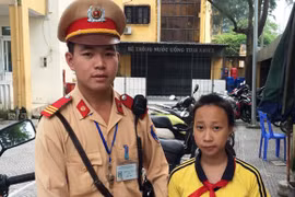 CSGTđến tận trường trao trả lại túi xách cho người mất