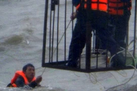 Hà Tĩnh: Cứu 8 công nhân chìm xà lan trên biển