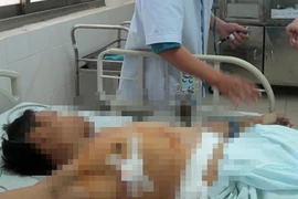 Xông thẳng vào lớp đâm học sinh trọng thương