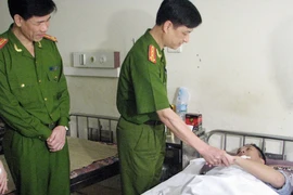 Thăm, động viên Cảnh sát 141 bị "quái xế" đâm trọng thương