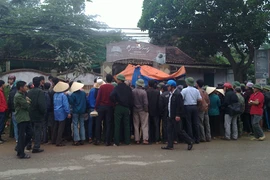 Phá đồ trong quán karaoke, khách bị chủ chém tử vong