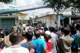 Một phụ nữ bị kề dao vào cổ, dọa giết trong phòng trọ