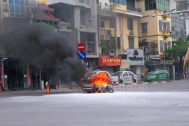 Hà Nội: Xe máy bốc cháy dữ dội giữa ngã tư