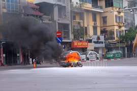 Hà Nội: Xe máy bốc cháy dữ dội giữa ngã tư