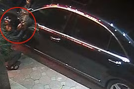 Chuyên trộm gương xe ô tô bằng kéo