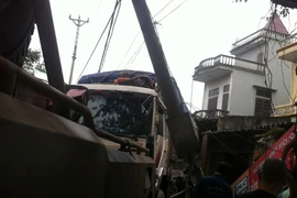 Mất phanh, xe tải tụt dốc lao vào nhà dân