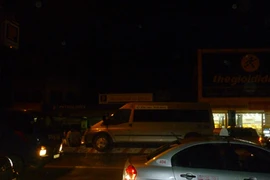 Ford Transit "trèo" dải phân cách cao gần mét