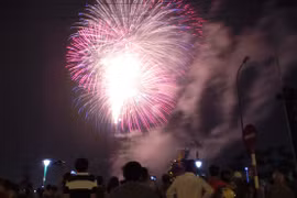 Pháo hoa tuyệt đẹp trên bầu trời TP.Hồ Chí Minh, tối 30-4