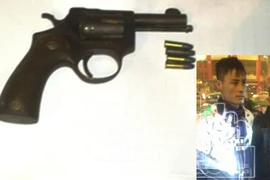 2 nam thanh niên giấu súng trong cốp xe