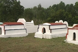 Thực hư chuyện xây mộ giả chờ đền bù 