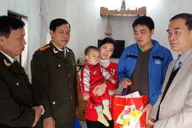 Công an Hà Nội thăm và tặng quà các chiến sĩ có hoàn cảnh khó khăn