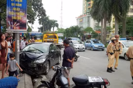 Hà Nội: Xe ô tô Honda Civic tông vào cột điện sau khi gây tai nạn liên hoàn