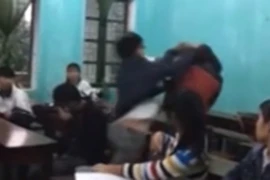 Nam học sinh cởi áo đánh bạn nữ dã man, nhiều người phẫn nộ