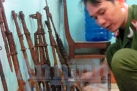 Đào hố trồng tiêu, phát hiện 9 khẩu sung và 1 lựu đạn