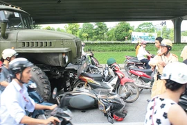 “Sĩ tử” thoát chết trong gang tấc trước đầu xe ô tô