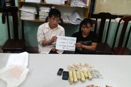 Con trai mua thuốc phiện về cho bố “dùng”