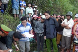 Xe lao xuống vực chìm dưới suối, 3 người tử vong