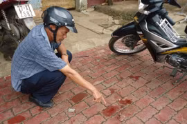 Một thanh niên bị đâm trúng tim, ngã gục trên vỉa hè