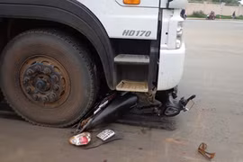 Xe tải chèn bẹp xe máy, 2 nạn nhân may mắn thoát chết