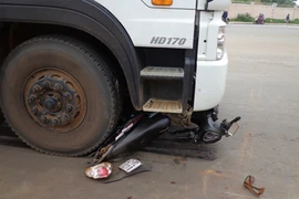 Xe tải chèn bẹp xe máy, 2 nạn nhân may mắn thoát chết