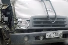 Xe tải gây tai nạn liên hoàn, hàng chục hành khách hoảng hồn 