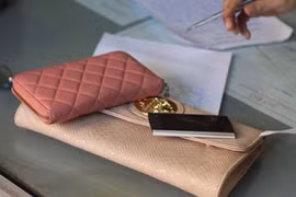 Sau khi cướp giật, gã sinh viên đang cởi áo hiếp dâm nạn nhân thì bị bắt