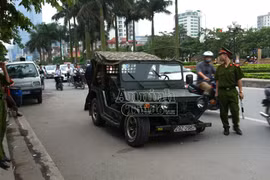 Tai nạn hi hữu, xe Jeep rụng bánh khi đang đi trên đường 
