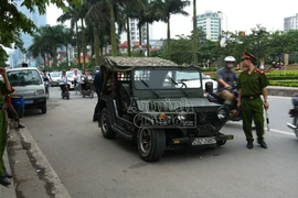Tai nạn hi hữu, xe Jeep rụng bánh khi đang đi trên đường 