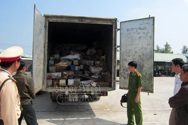 Phát hiện xe chở hàng tấn chất thải độc hại