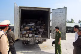 Phát hiện xe chở hàng tấn chất thải độc hại