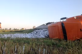 Container chở hàng nghìn thùng bia lao xuống ruộng