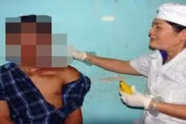 Quyết “đòi món nợ mắt” trong quán Karaoke