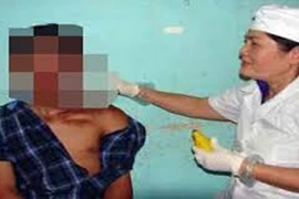 Quyết “đòi món nợ mắt” trong quán Karaoke