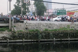 Thanh niên tự tử trên kênh Tàu Hủ, giao thông kẹt cứng