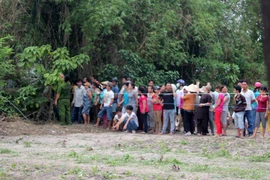 Phát hiện cô gái trẻ chết ngồi trong khu đất hoang