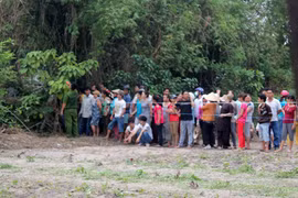 Phát hiện cô gái trẻ chết ngồi trong khu đất hoang