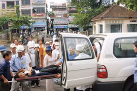 Xe khách đâm thẳng vào đám đông làm 14 người thương vong